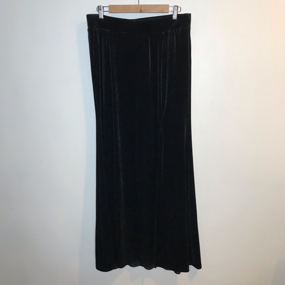 NEW Torrid Black Velvet Front Slit Maxi Skirt Stretch 00 / Medium Large - Picture 2 of 7